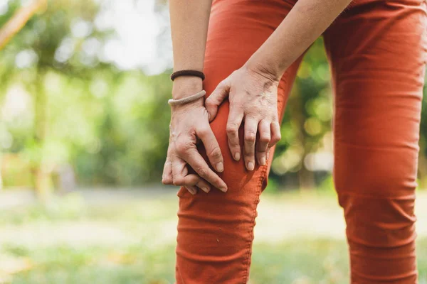 Dolor Las Articulaciones Mujer Masajeándose Pierna Debido Artritis Enfermedad Crónica —  Fotos de Stock