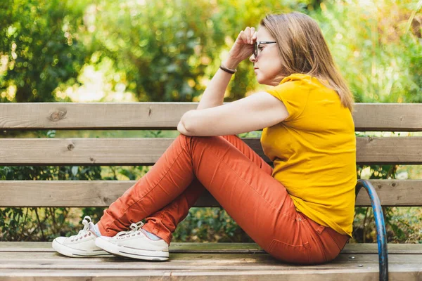 Femeie Stând Bancă Gândind Grijulos Student Poziția Fătului Căutarea Unei — Fotografie, imagine de stoc