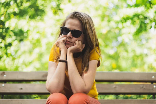 Umsichtige Frau Die Über Die Zukunft Nachdenkt Trauriges Einsames Mädchen — Stockfoto