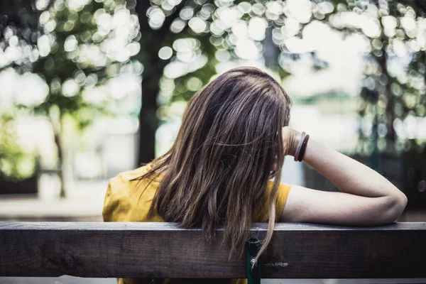 Fiatal Javítja Haját Miközben Egy Padon Parkban Alkalmanként Öltözött Lány — Stock Fotó