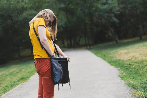 Junge Frau Sucht Freien Nach Ihren Verlorenen Schlüsseln Ihrer Handtasche — Stockfoto