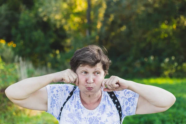 Una Anciana Loca Haciendo Una Cara Tonta Mayor Tonteando Manteniéndose —  Fotos de Stock