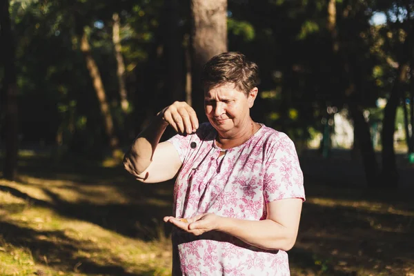 Γριά Γυναίκα Ρίχνει Νομίσματα Από Ένα Χέρι Στο Άλλο Πρεσβύτερος — Φωτογραφία Αρχείου