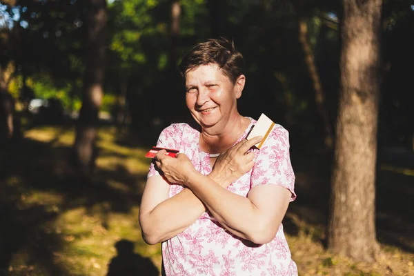 Счастливая Пожилая Женщина Держит Кредитки Обеих Руках Открытом Воздухе Милая — стоковое фото