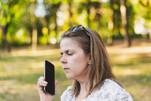 Telefona Cevap Veren Kadın Yüzünde Boş Bir Ifade Kafasında Güneş — Stok fotoğraf