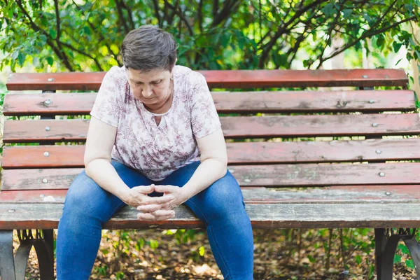 Mulher Idosa Socialmente Isolada Sentada Sozinha Banco Parque Durante Dia — Fotografia de Stock