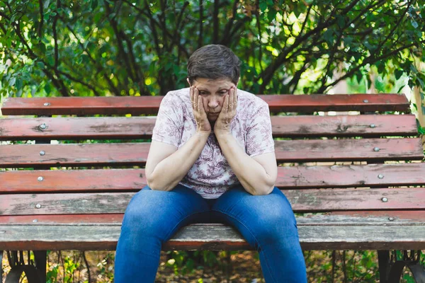 Mulher Idosa Triste Sentada Sozinha Num Banco Parque Deprimida Solitária — Fotografia de Stock