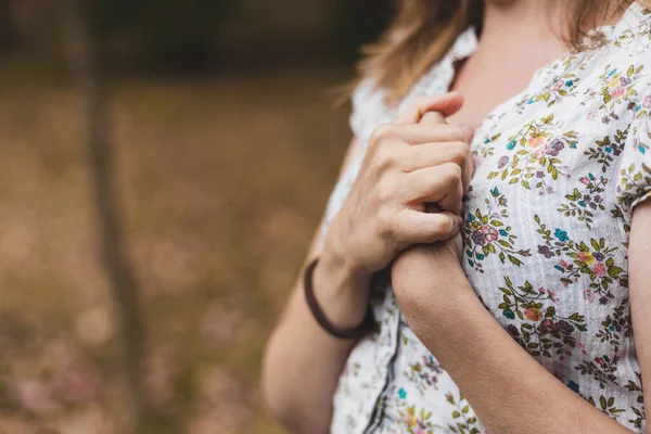 Mulher Com Respiração Pesada Agarrando Mãos Por Causa Dor Peito — Fotografia de Stock