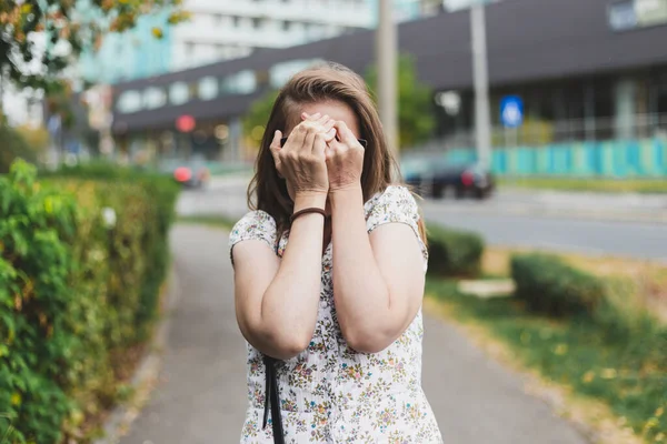 Kadın Izlemeyi Reddediyor Dışarıda Ellerin Arkasına Saklanıyor Sıradan Giyinmiş Kız — Stok fotoğraf