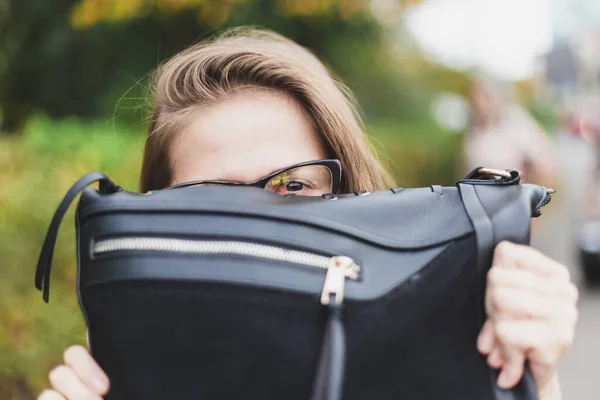 Όμορφη Γυναίκα Γυαλιά Που Κρύβεται Πίσω Από Την Τσάντα Της — Φωτογραφία Αρχείου