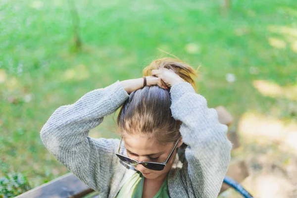 Женщина Завязывающая Волосы Вверх Ногами Девушка Чинит Свой Взгляд Снаружи — стоковое фото