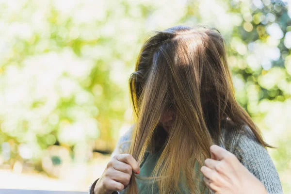 Saçları Birbirine Dolanmış Bir Kadın Dışarıda Saç Örgüsü Yapmaya Çalışan — Stok fotoğraf