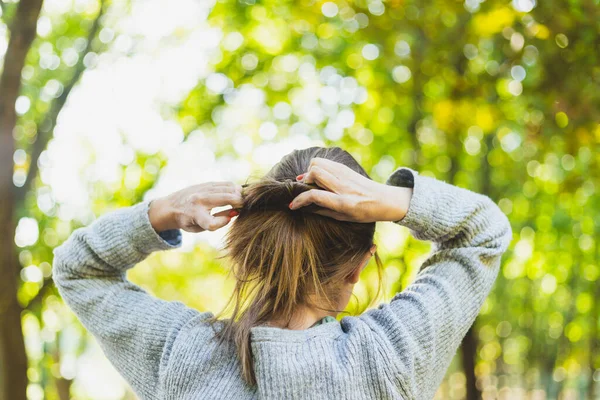 Mulher Arranjar Cabelo Fora Visão Traseira Uma Menina Ajustando Penteado — Fotografia de Stock