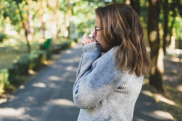 Frau Friert Atmung Ihren Händen Sich Aufzuwärmen Mädchen Spürt Kalte — Stockfoto