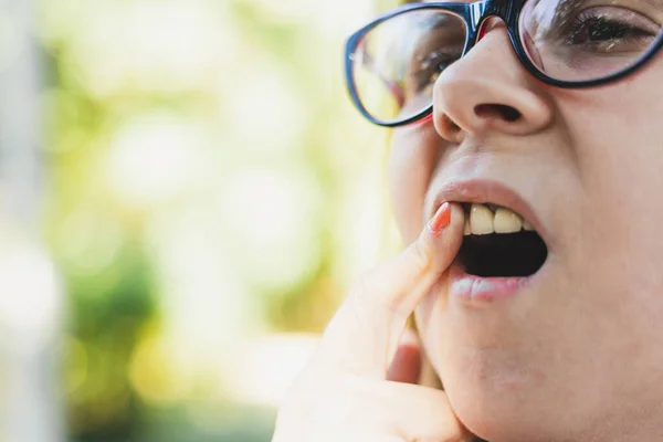 Donna Con Dolore Dentale Tenendo Dito Sul Dente Con Spazio — Foto Stock