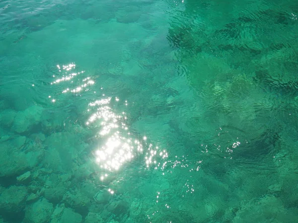 Чистая подводная поверхность и скалы в солнечные дни — стоковое фото
