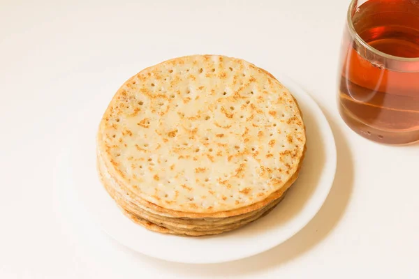 Pfannkuchen Auf Einem Weißen Teller Und Eine Tasse Tee — Stockfoto