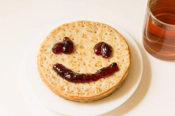 Yaban mersinli krep beyaz bir tabağa jam