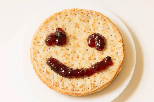 Yaban mersinli krep beyaz bir tabağa jam