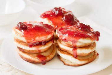 Beyaz bir plaka üzerinde çilek reçelli krep yığını. Gözleme gün. Shrove Salı.