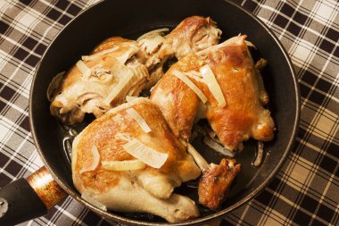 Soğan bir tavada kızarmış tavuk.