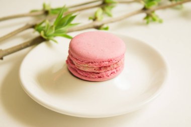 Hafif bir arka plan üzerinde pembe macaroons