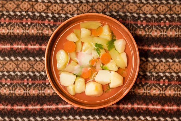 粘土ボウル トップ ビューでベジタリアン野菜スープ — ストック写真