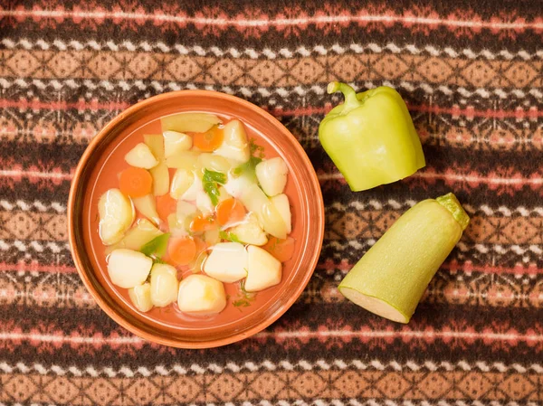 粘土ボウルで食材上面ベジタリアン野菜スープ — ストック写真