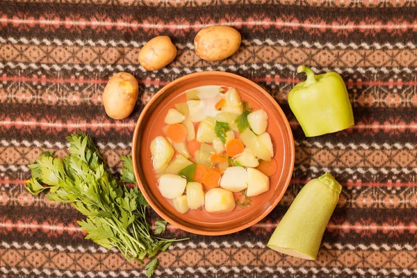 粘土ボウルで食材上面ベジタリアン野菜スープ — ストック写真