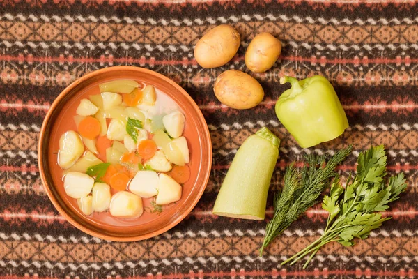 Vegetarische Gemüsesuppe Einer Tonschüssel Und Die Zutaten Von Oben — Stockfoto