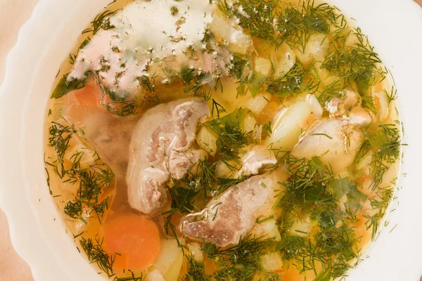 Suppe Mit Hühnerinnereien Einer Weißen Schüssel Von Oben — Stockfoto