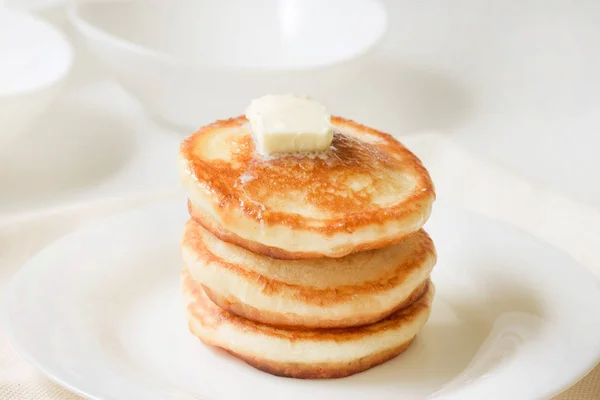 Une Pile Crêpes Avec Beurre Sur Une Assiette Blanche Jour — Photo