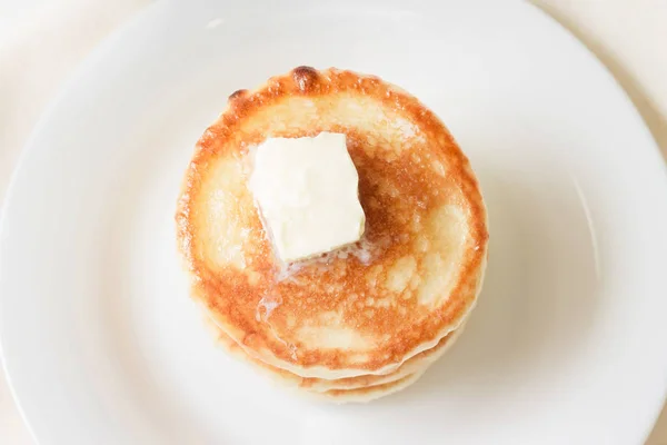 Bir yığın krep beyaz tabakta tereyağı ile. Gözleme gün. Shrove Salı.