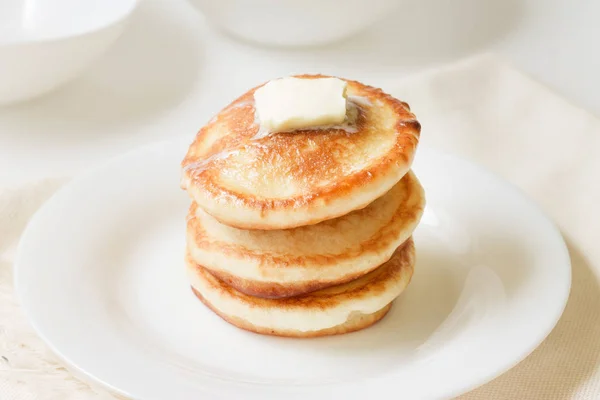 Bir yığın krep beyaz tabakta tereyağı ile. Gözleme gün. Shrove Salı.
