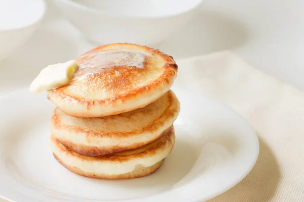 Bir yığın krep beyaz tabakta tereyağı ile. Gözleme gün. Shrove Salı.