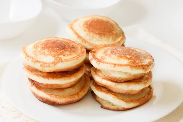 Bir yığın krep beyaz tabakta. Gözleme gün. Shrove Salı.