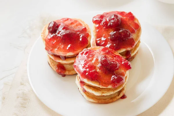 Beyaz bir plaka üzerinde çilek reçelli krep yığını. Gözleme gün. Shrove Salı.