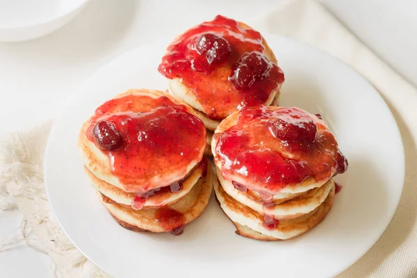 Beyaz bir plaka üzerinde çilek reçelli krep yığını. Gözleme gün. Shrove Salı.