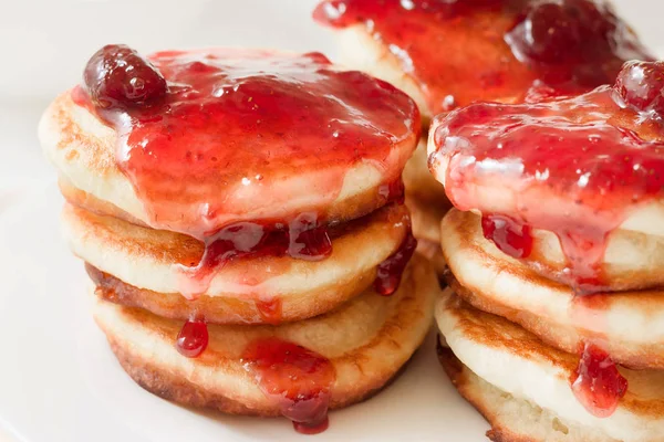 Beyaz bir plaka üzerinde çilek reçelli krep yığını. Gözleme gün. Shrove Salı.