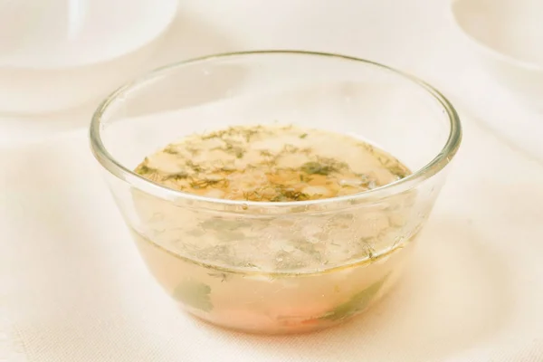 Şeffaf bir kase Tavuk sakatat çorbası.