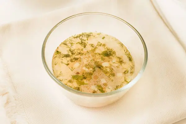 Şeffaf bir kase Tavuk sakatat çorbası.