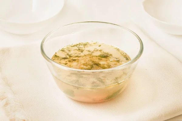 Şeffaf bir kase Tavuk sakatat çorbası.