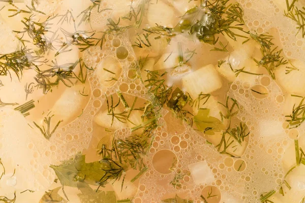 Tavuk sakatat yakın çekim çorbası. Üstten görünüm.