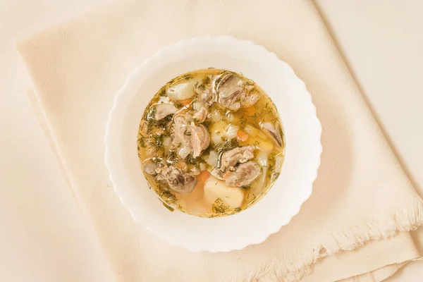 Zuppa Con Frattaglie Pollo Una Ciotola Bianca Vista Dall Alto — Foto Stock