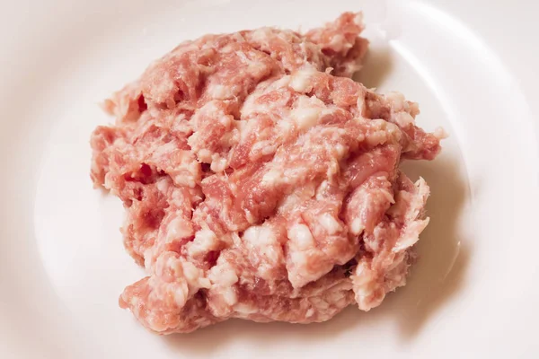 Çiğ domuz eti tabağa kıyılmış