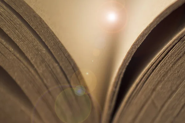 Makro içinde eski bir kitabın sayfaları.