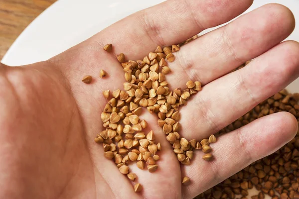 Elinde pişmemiş buğday.