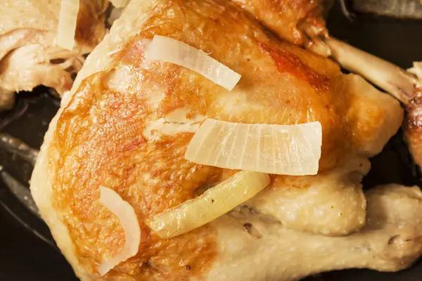 Soğan bir tavada kızarmış tavuk.