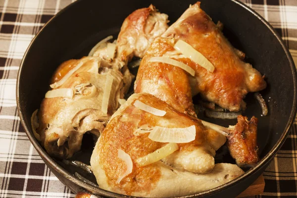 Soğan bir tavada kızarmış tavuk.