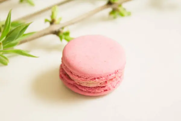 Hafif bir arka plan üzerinde pembe macaroons